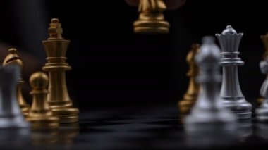 4k yakın çekim yukarı altın ve gümüş satranç oynayan adamın elleri odak alan sığ derinliği seçin.