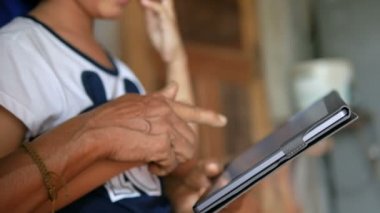 Büyükanne ve tablet kullanarak çocuk elinde odak alan sığ derinliği seçin