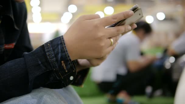 Gros Plan Mains Femme Utilisant Smartphone Sélectionner Focus Faible Profondeur — Video