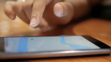 Smartphone seçin odak alan sığ derinliği kullanan kadın Shot eller yukarı kapatın