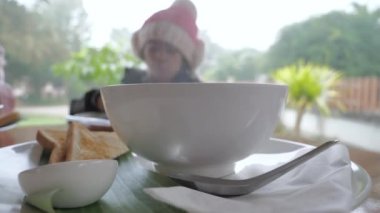 Sıcak çorba buhar karşı kış zamanı seçin odak sığ alan derinliğini, Asyalı küçük kız