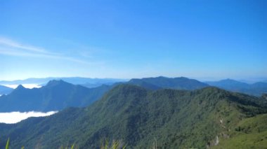 Havadan görünümü kamera kırsal doğa dağ ve orman manzaralı manzara kaydırma