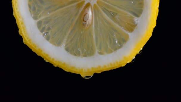Вода Льется Половину Ломтика Свежего Лимона Черном Фоне — стоковое видео