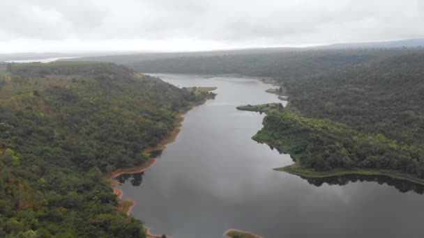 Drone Vista Aérea Vista Panorámica Paisaje Río Campo Naturaleza Montaña — Vídeos de Stock
