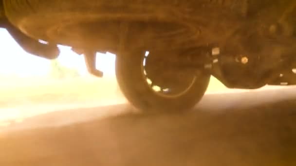 Roda Traseira Caminhão Suv Girando Mover Terreno Road Com Terra — Vídeo de Stock