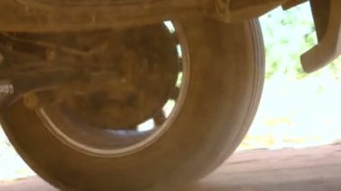 Suv kamyon iplik tekerleğin arka ve off road arazi alacakaranlıkta kirli dünya ve bulanık sallamak ile devam et