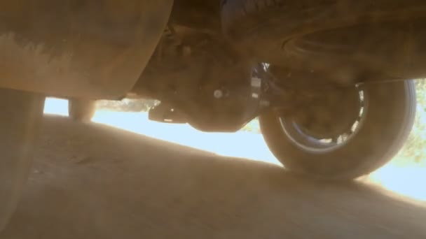Suv 卡车的后轮旋转 带着黄昏肮脏的泥土和模糊的晃动在公路地形外移动 — 图库视频影像