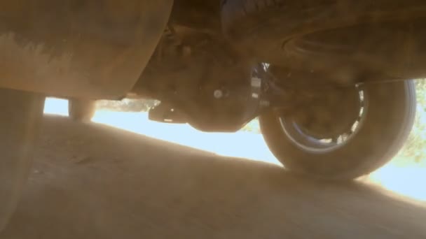 Achterste Wiel Van Suv Vrachtwagen Spinnen Road Terrein Met Schemering — Stockvideo