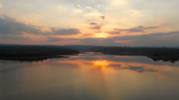Uçağın Shot Havadan Görünümü Tropikal Nehir Günbatımı Ile Doğa Dağ — Stok video