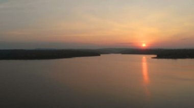 Shot havadan görünümü manzara manzara doğa dağ ve orman ile karanlık ve işlenmiş tahıl ile tropikal nehir günbatımı hava