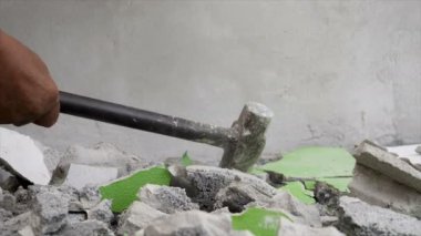 Çekiç kullanarak alt vurmak beton küçük fraktal inşaat kavramı olmasını kırmak için