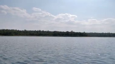 Yelken ve büyük nehre hareketli tekne görünümü