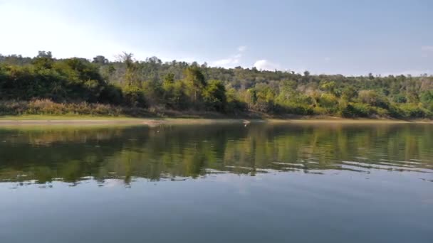 Vue bateau naviguer et se déplacer dans la grande rivière 