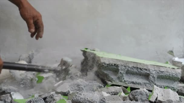 Werknemer Met Hamer Sloeg Beton Voor Breken Als Kleine Fractal — Stockvideo
