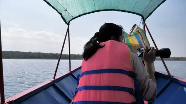 女性游客坐在船上移动和观看河流和自然森林的风景景观 — 图库视频影像