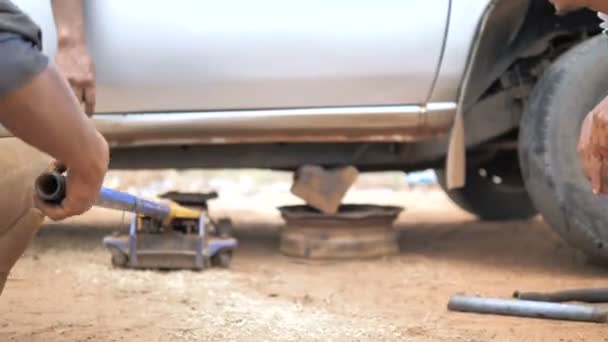 Ręce Mechanika Przy Użyciu Samochodów Jack Podnieść Samochód Naprawczy Wahacz — Wideo stockowe