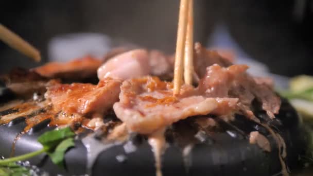 Pessoas Usando Chopstick Para Cozinhar Pegar Virar Porco Conhecer Churrasco — Vídeo de Stock