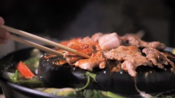 Pessoas Usando Chopstick Para Cozinhar Pegar Virar Porco Conhecer Churrasco — Vídeo de Stock