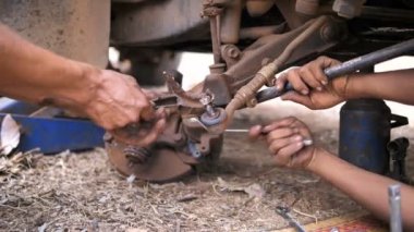 Mekanik kullanarak el iplik cıvata lades kemiği kumanda kolu onarım ve arabanın ön tekerlek yerine Kamyonun anahtarı araç tamir