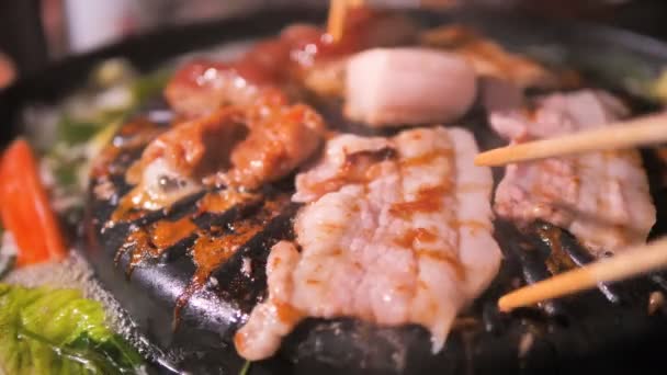 Pessoas Usando Chopstick Para Cozinhar Pegar Virar Porco Conhecer Churrasco — Vídeo de Stock