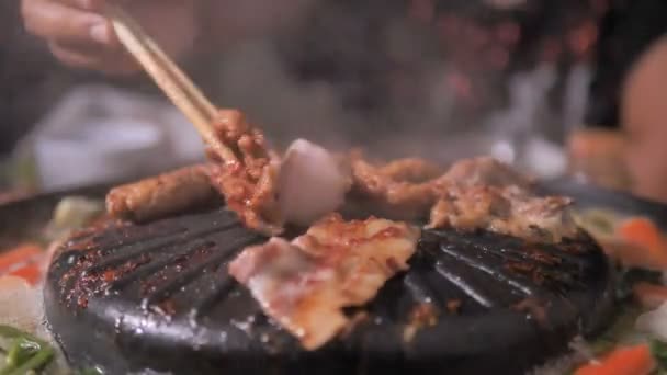 Las Personas Que Usan Palillo Para Cocinar Recogen Voltean Cerdo — Vídeo de stock