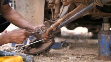 Mekanik kullanarak el iplik cıvata lades kemiği kumanda kolu onarım ve arabanın ön tekerlek yerine Kamyonun anahtarı araç tamir