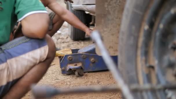 Χέρια Του Μηχανικού Χρησιμοποιώντας Αυτοκίνητο Τζακ Σηκώσει Φορτηγό Επισκευάσει Ψαλίδια — Αρχείο Βίντεο