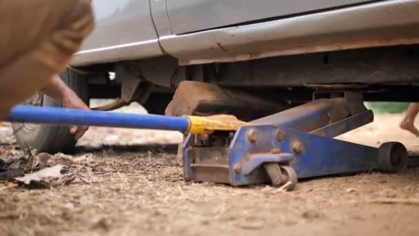 Händerna Mekaniker Med Bil Jack För Att Lyfta Upp Lastbilen — Stockvideo