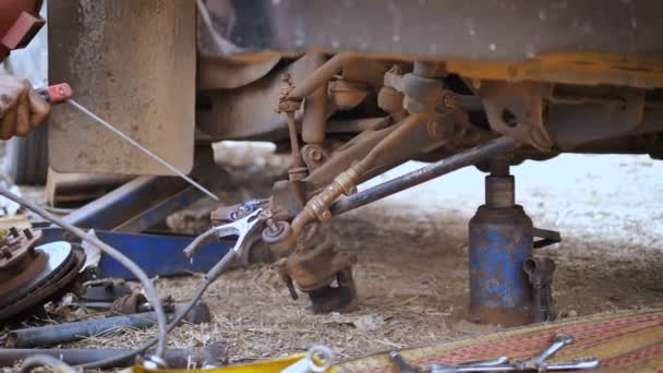 Mãos Soldagem Mecânica Para Reparar Braço Controle Wishbone Caminhão Roda — Vídeo de Stock