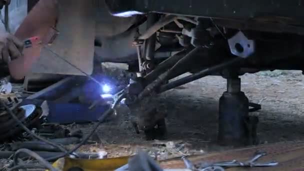 Mãos Soldagem Mecânica Para Reparar Braço Controle Wishbone Caminhão Roda — Vídeo de Stock