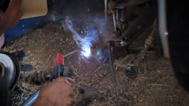 Eller için mekanik kaynak kamyon lades kemiği kumanda kolu ile karanlık ön tekerlek ve işlenmiş tahıl onarmak