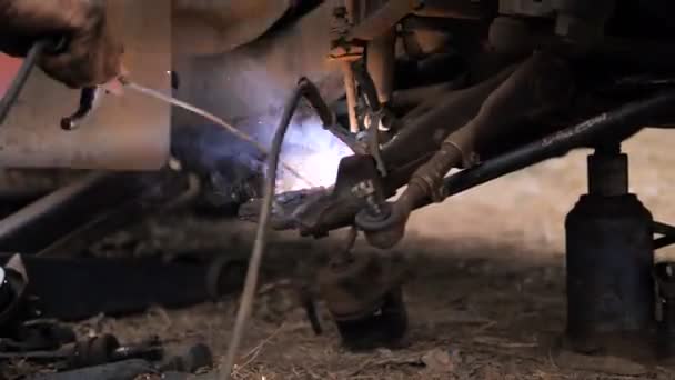 Руки Механічного Зварювання Ремонту Руків Керування Вантажівкою Переднього Колеса Темним — стокове відео