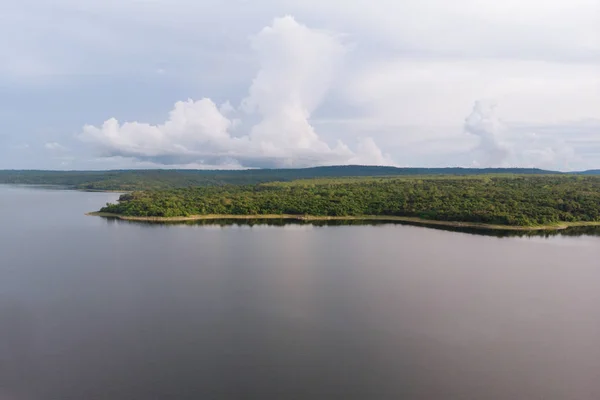 Drone colpo Veduta aerea paesaggio panoramico di grande serbatoio del fiume w — Foto Stock