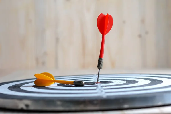 Vinnare röd dart pilen träffa center målet darttavla och yel — Stockfoto