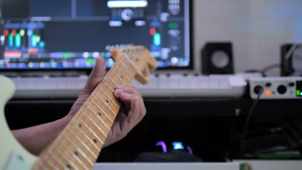 Artiste Musicien Jouant Guitare Pour Enregistrer Dans Studio Mixage Sonore — Video