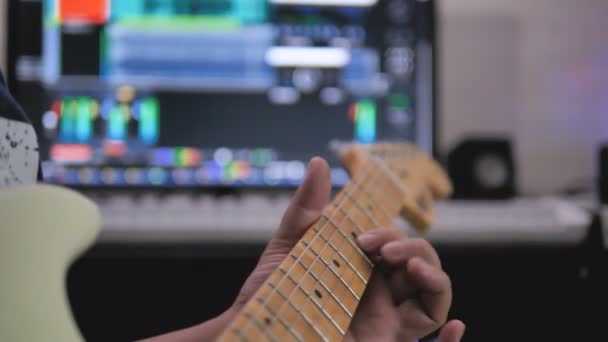 Musiker Künstler Der Gitarre Spielt Tonmischstudio Aufzunehmen Prozess Der Musikerzeugung — Stockvideo