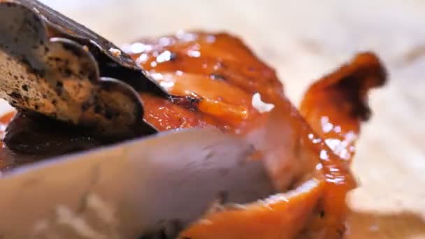 도마에 바베큐 치킨을 슬라이스 사용하여 클로즈업 사람들 — 비디오