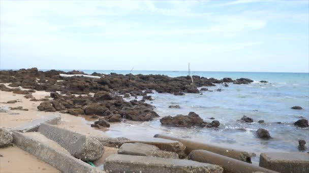 スローモーション海石と岩のビーチ波海岸 — ストック動画