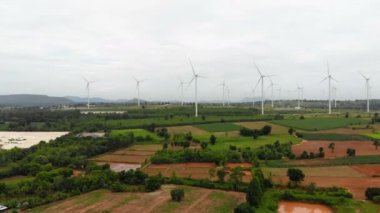 Drone kırsal tarım çiftliğinin doğal manzara havadan görünümü vurdu