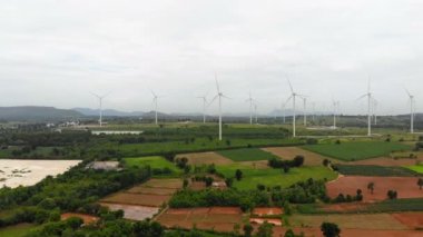 Drone kırsal tarım çiftliğinin doğal manzara havadan görünümü vurdu