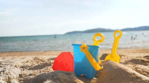 Brinquedos Praia Areia Com Onda Mar Selecione Foco Profundidade Rasa — Vídeo de Stock