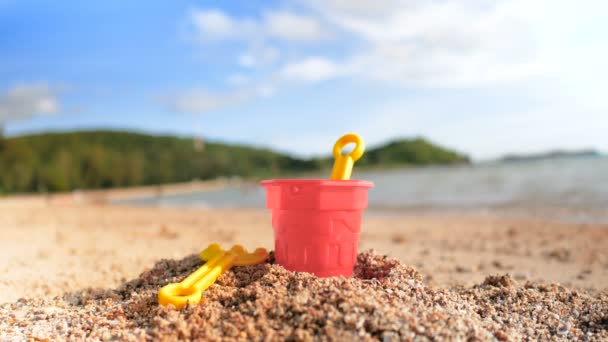 Jouets Sur Plage Sable Avec Vague Mer Sélectionner Focus Faible — Video