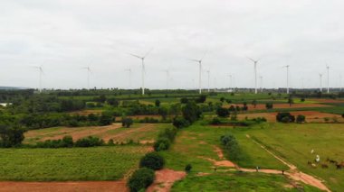 Drone kırsal tarım çiftliğinin doğal manzara havadan görünümü vurdu