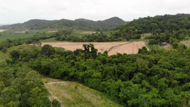 Drone shot vue aérienne paysage pittoresque de l'agriculture ferme à la campagne 