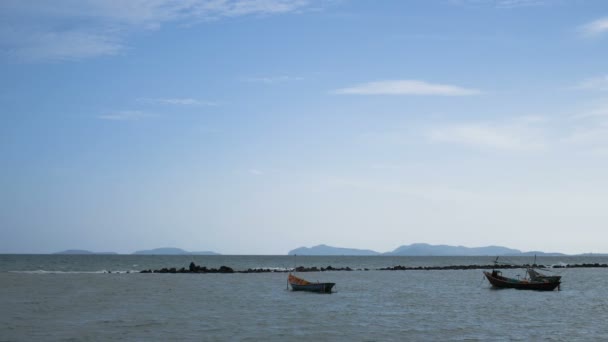 Antiguo Barco Pesquero Mar Cerca Playa Con Cielo Azul — Vídeos de Stock