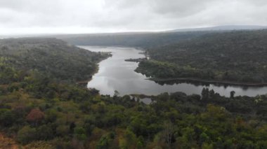 Drone kırsal tarım çiftliğinin doğal manzara havadan görünümü vurdu