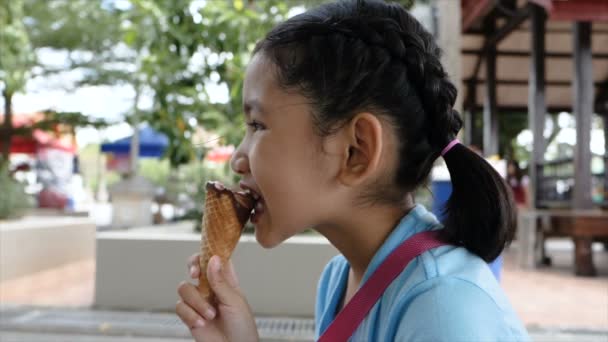 Yavaş Hareket Asya Küçük Kız Mutluluk Ile Dondurma Yiyor — Stok video