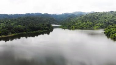 Drone kırsal tarım çiftliğinin doğal manzara havadan görünümü vurdu