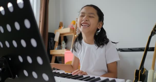 Menina Asiática Aprendendo Tocar Piano Básico Usando Teclado Sintetizador Elétrico — Vídeo de Stock