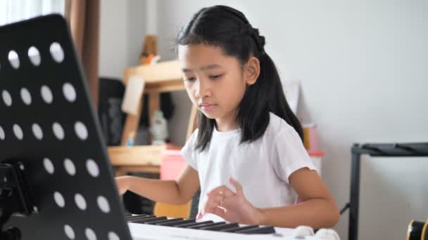 Азиатская Девочка Учится Играть Базовом Фортепиано Помощью Электросинтезатора Клавиатуры Начинающей — стоковое видео